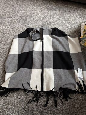 Christian Siriano Black, White & Tan Plus Size poncho with Tag